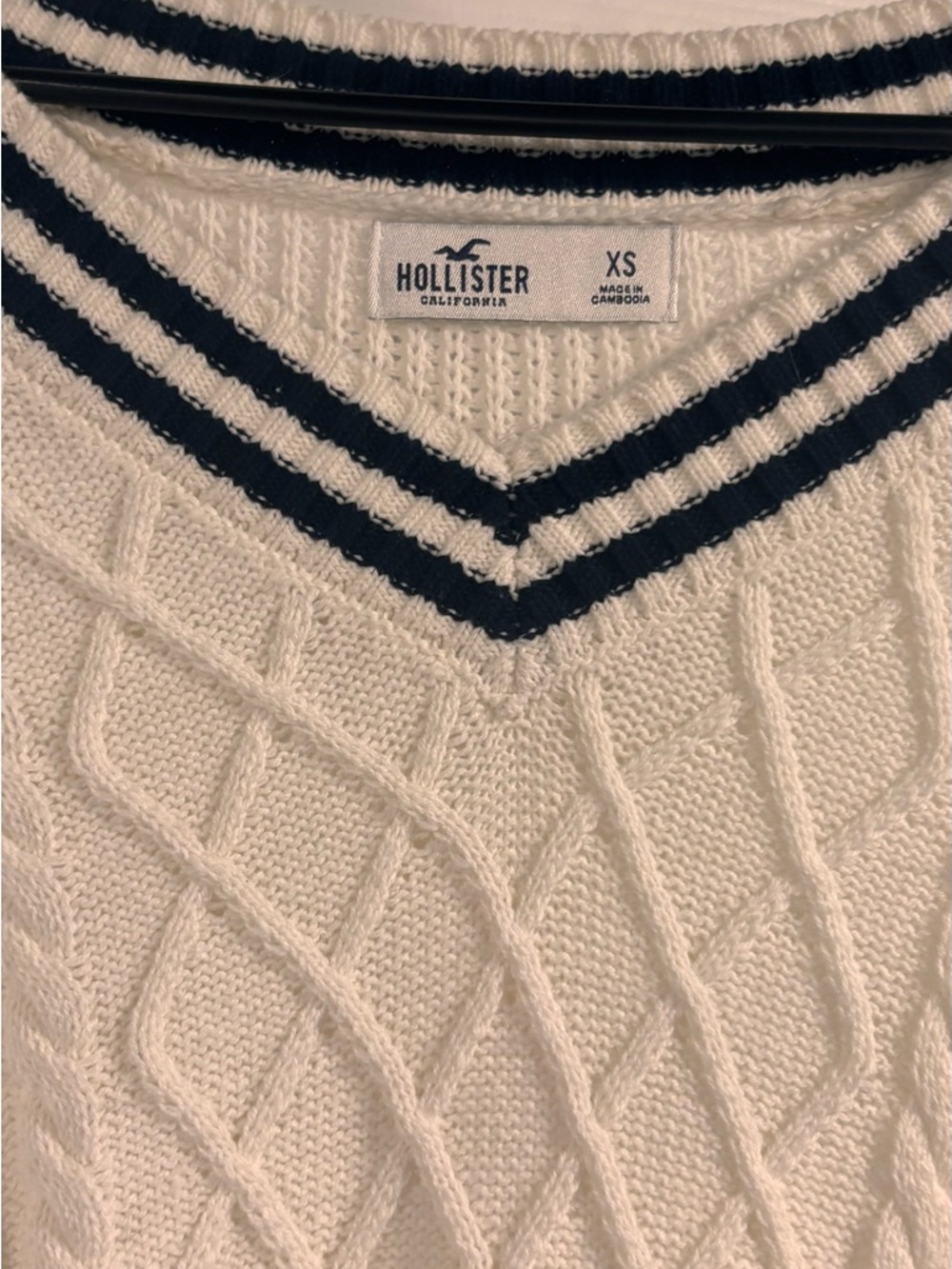 Hollister Cream Cable Knit V-Neck Sweater with Navy Trim